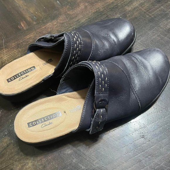 Beautiful Navy-colored Slides - Picture 1 of 3